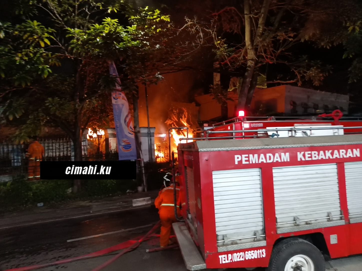 Kebakaran Tumpukan Kayu Dolken Terjadi di Cihanjuang Cimahi, Damkar Turunkan 4 Unit
