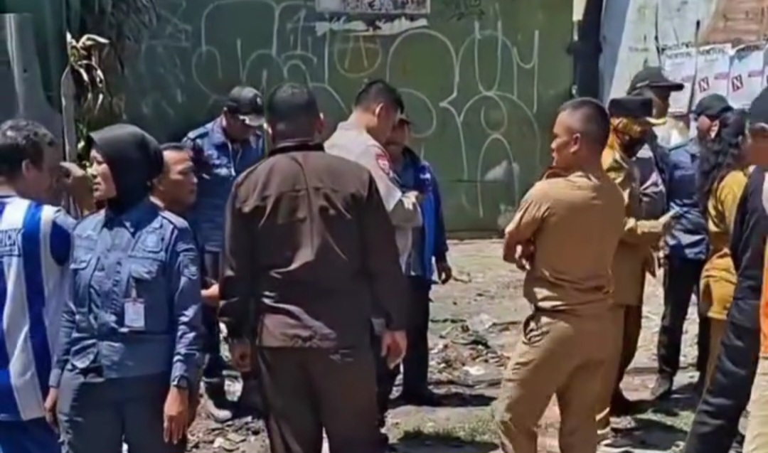 Geger! Jasad Perempuan Ditemukan Terbungkus Kardus di Pinggir Jalan Soekarno-Hatta Bandung