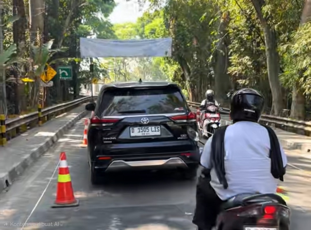 Sudah Jelas Ada Larangan, Mobil Ini Malah Nekat Terobos Jembatan Pemkot Cimahi