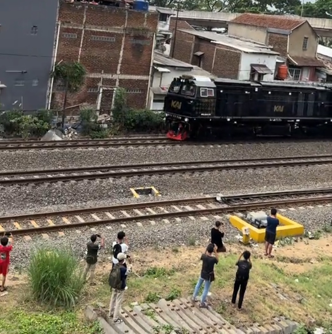BANDUNG Kedatangan Kereta Hitam yang Bikin Penasaran, Ada yang Tau?